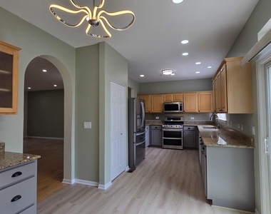 2631 N Greenwood Avenue - Photo Thumbnail 8