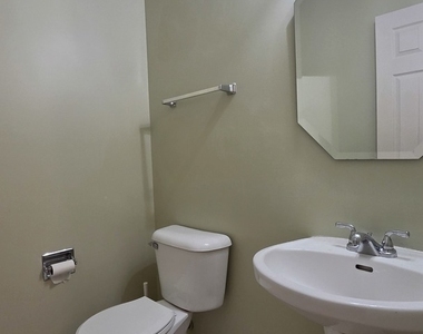 2631 N Greenwood Avenue - Photo Thumbnail 23