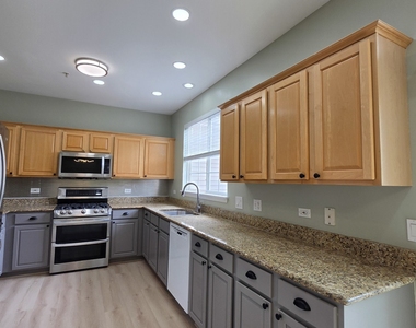 2631 N Greenwood Avenue - Photo Thumbnail 9