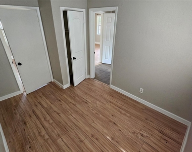 2415 Perry Street - Photo Thumbnail 9