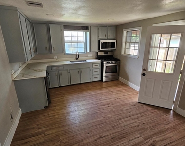 2415 Perry Street - Photo Thumbnail 4