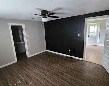 2415 Perry Street - Photo Thumbnail 12