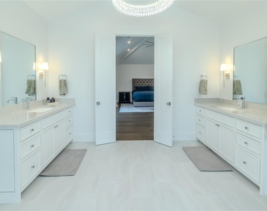 974 W 43rd Street - Photo Thumbnail 17