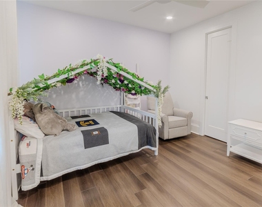 974 W 43rd Street - Photo Thumbnail 25