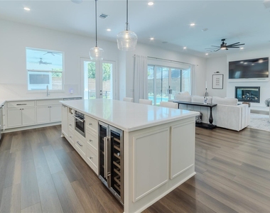 974 W 43rd Street - Photo Thumbnail 4