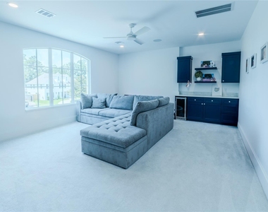 974 W 43rd Street - Photo Thumbnail 38