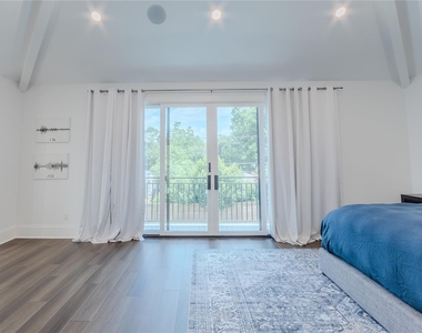 974 W 43rd Street - Photo Thumbnail 14