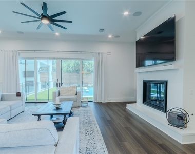 974 W 43rd Street - Photo Thumbnail 7