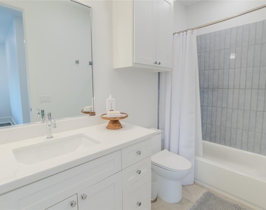 974 W 43rd Street - Photo Thumbnail 33
