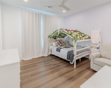 974 W 43rd Street - Photo Thumbnail 26