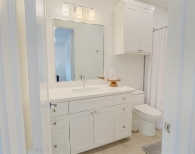 974 W 43rd Street - Photo Thumbnail 34