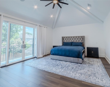 974 W 43rd Street - Photo Thumbnail 12