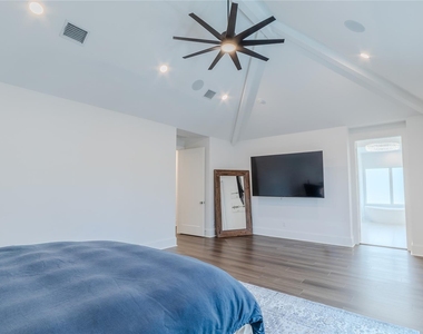 974 W 43rd Street - Photo Thumbnail 13