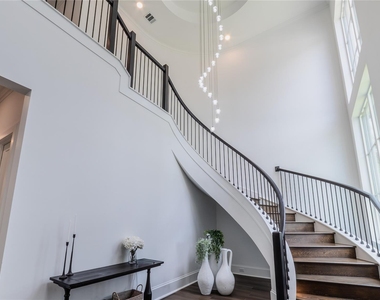 974 W 43rd Street - Photo Thumbnail 3