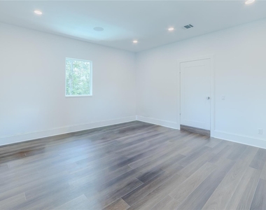 974 W 43rd Street - Photo Thumbnail 24