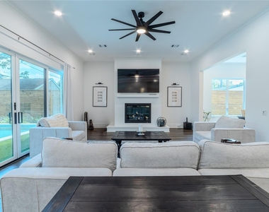 974 W 43rd Street - Photo Thumbnail 9