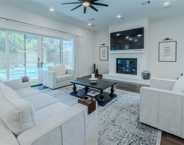 974 W 43rd Street - Photo Thumbnail 8