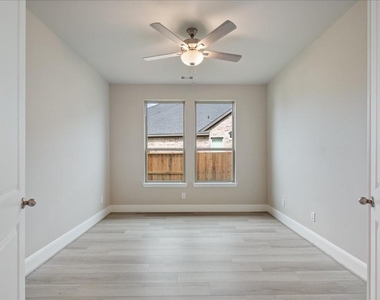 7523 Mariposa Way - Photo Thumbnail 8