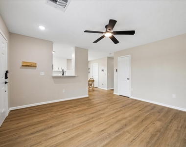 2617 29th Avenue N - Photo Thumbnail 2