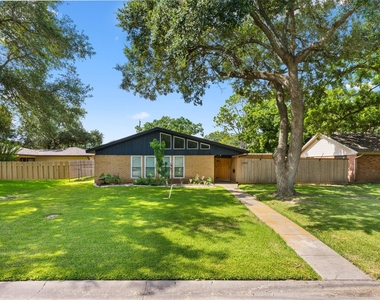 3808 Avenue O - Photo Thumbnail 2