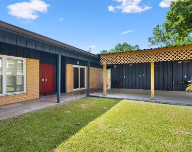 3808 Avenue O - Photo Thumbnail 5