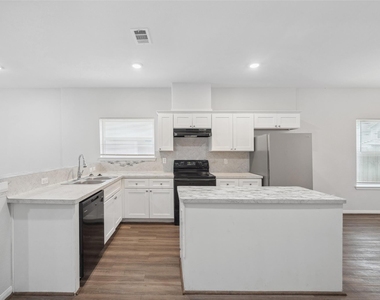 9018 Everglade Drive - Photo Thumbnail 6