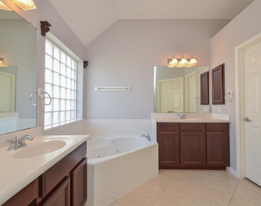 6726 Oakman - Photo Thumbnail 24