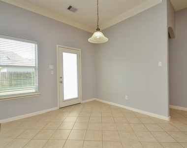 6726 Oakman - Photo Thumbnail 14