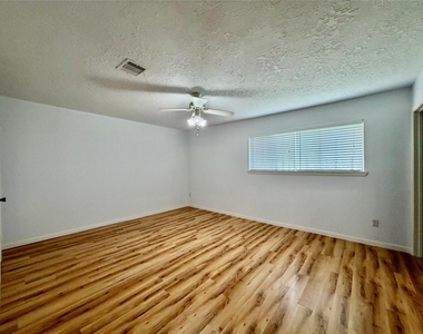 7214 Crownwest Street - Photo Thumbnail 10