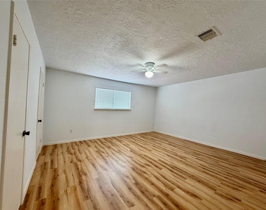 7214 Crownwest Street - Photo Thumbnail 7