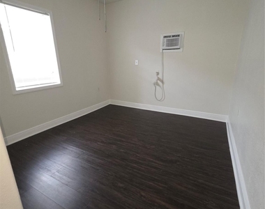 7902 Hudson Street - Photo Thumbnail 4