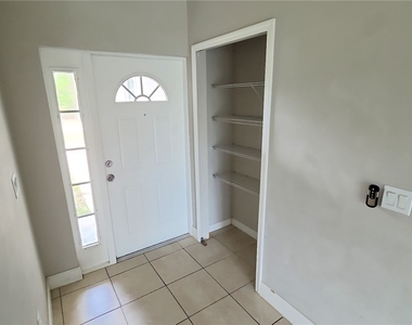 207 E 8th Street - Photo Thumbnail 5