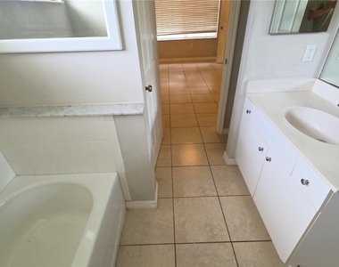 207 E 8th Street - Photo Thumbnail 15