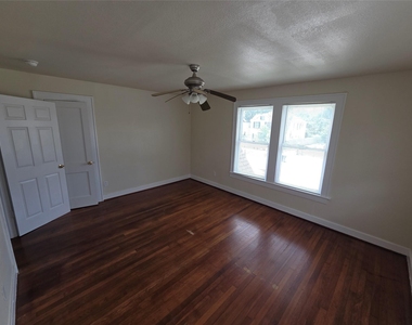 2805 Cleburne Street - Photo Thumbnail 8