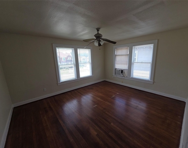 2805 Cleburne Street - Photo Thumbnail 7