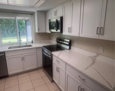 1015 Se 25th Terrace - Photo Thumbnail 2