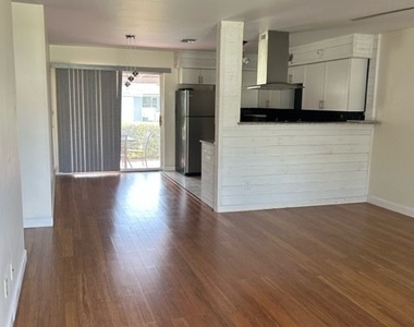 656 Palm View Drive - Photo Thumbnail 4