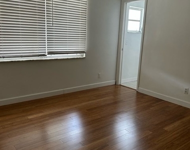 656 Palm View Drive - Photo Thumbnail 12