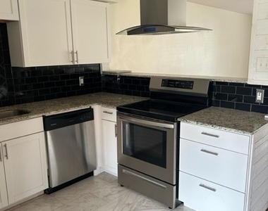 656 Palm View Drive - Photo Thumbnail 2