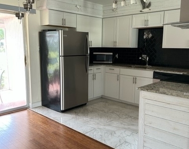 656 Palm View Drive - Photo Thumbnail 3