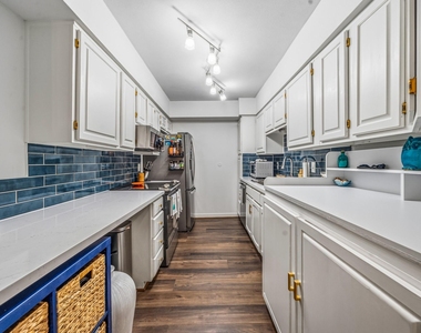 359 N Post Oak Lane - Photo Thumbnail 13