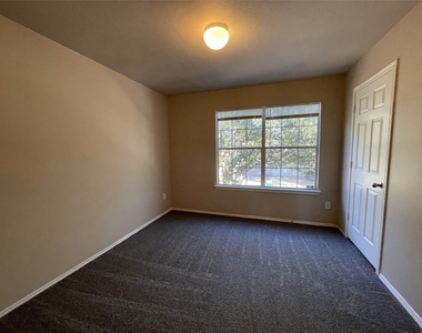 6119 Yorktown Meadow - Photo Thumbnail 7