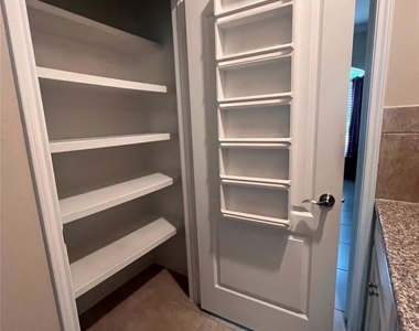 127 Round Lake Dr - Photo Thumbnail 8