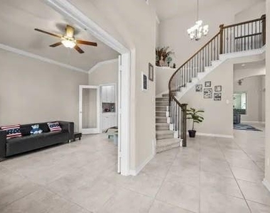 127 Round Lake Dr - Photo Thumbnail 4