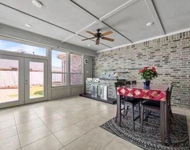 127 Round Lake Dr - Photo Thumbnail 2