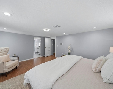 741 E 9th Street - Photo Thumbnail 17