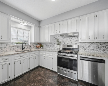 741 E 9th Street - Photo Thumbnail 10
