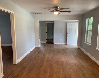 502 Hahlo Street - Photo Thumbnail 1