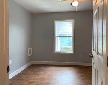 502 Hahlo Street - Photo Thumbnail 3