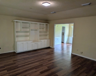 327 Primrose Road - Photo Thumbnail 3
